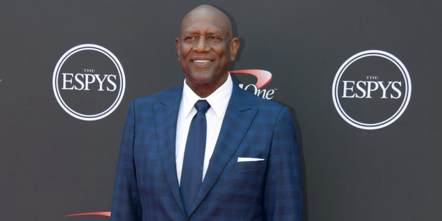 Spencer Haywood of the Seattle SuperSonics retired jersey hangs in  Nachrichtenfoto - Getty Images