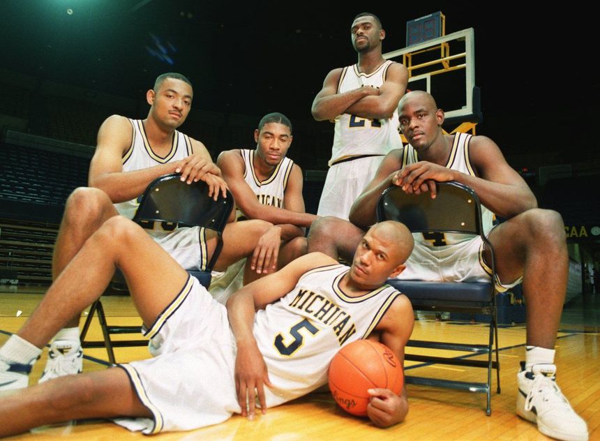 Chris Webber celebrates with Juwan Howard, Ray Jackson after UM win